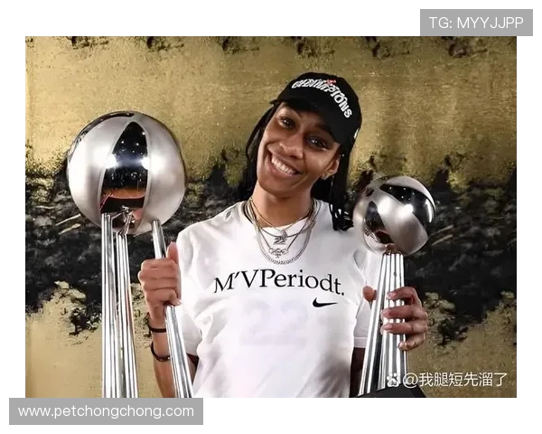 热火祝贺阿贾夺生涯第三冠阿德巴约与其合影庆祝